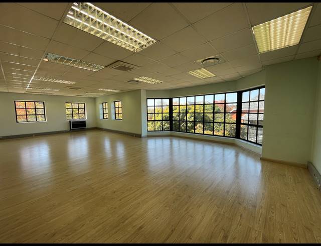 224.60M² OFFICE TO LET IN LYME PARK